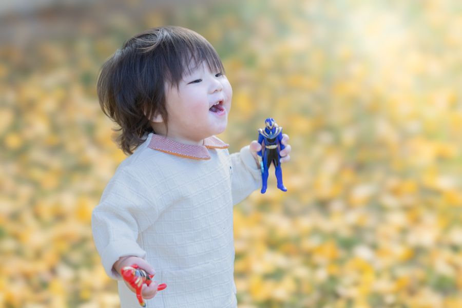 戦隊ヒーローにハマった1歳の次男！両手にフィギュアを離しません♡