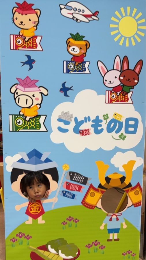 顔ハメ看板見つけて変顔する娘