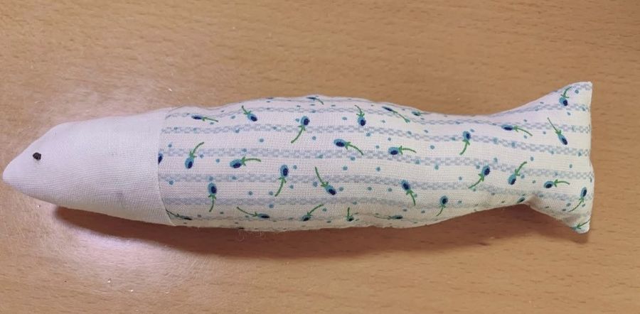 魚の形をした布製のガラガラ。中に鈴が入っています