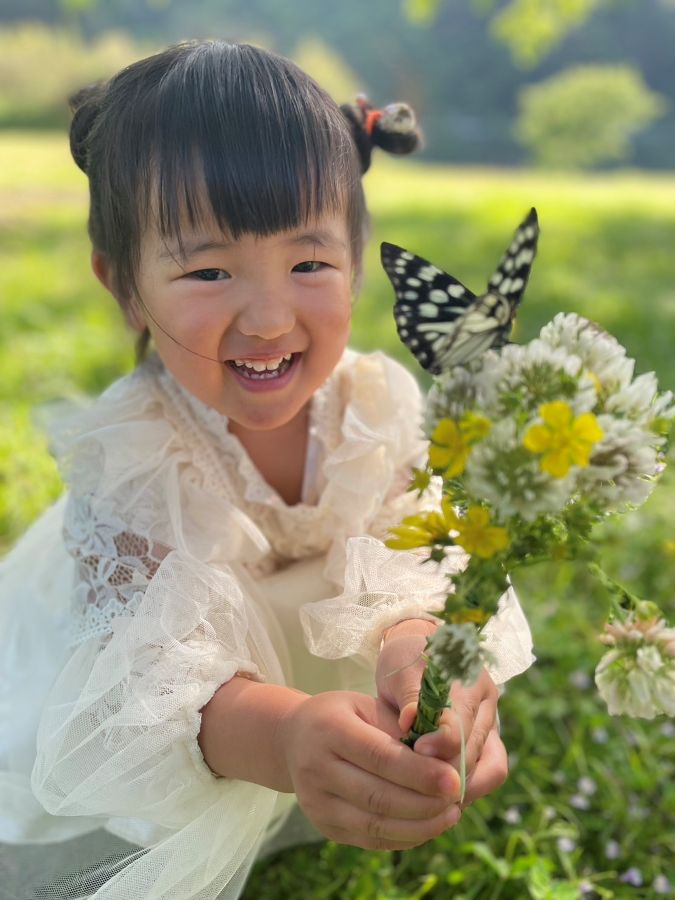 お花摘みの時にちょうど蝶々が羽化していました