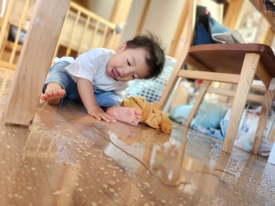 水とかお茶とか撒くのが楽しいっ♪おかげで床キレイに出来るけどもっ！笑