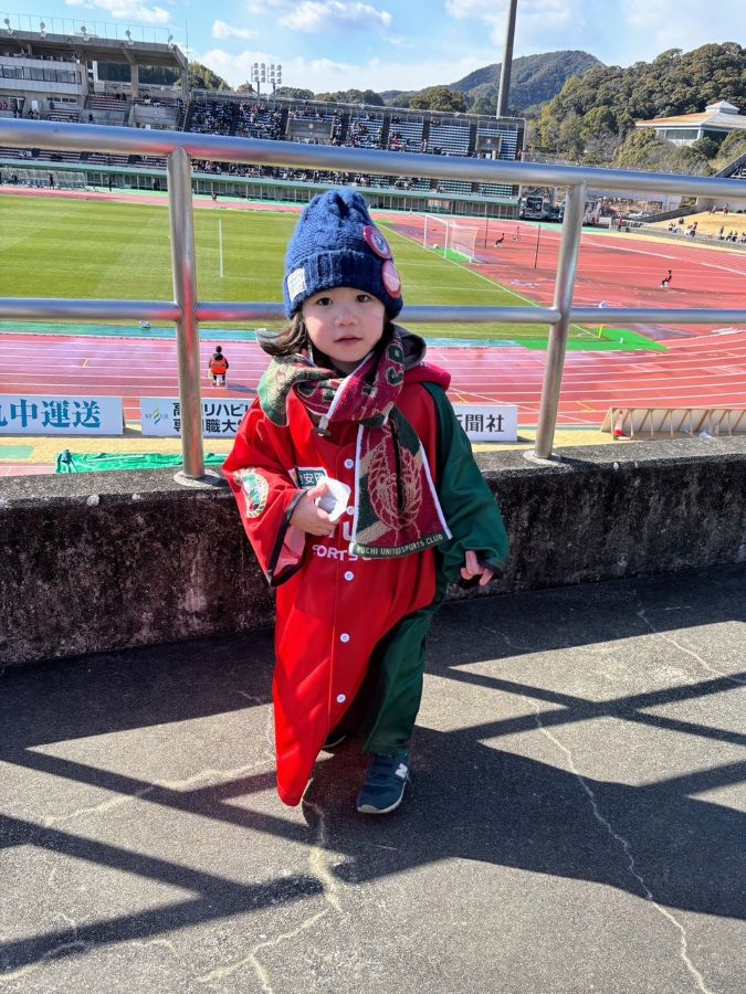 高知ユナイテッドの応援にハマってます！大人サイズのブカブカ応援Tシャツ、チームタオル、ニット帽には缶バッジ笑。これにあとは応援フラグも持ちますよ