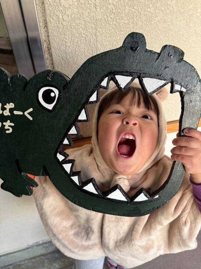 顔はめパネルにハマってます。表情でワニを現しています
