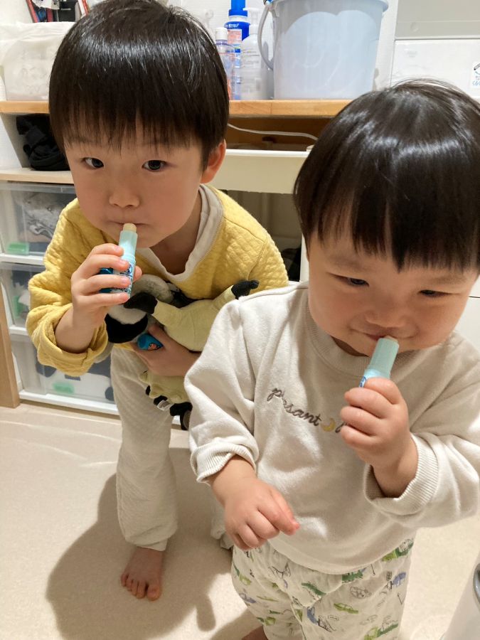 美容男子たちは寝る前にマイリップ。弟はだいたいアゴ塗ってます