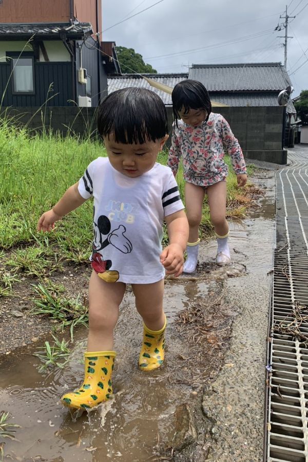 水たまりをじゃぶじゃぶ