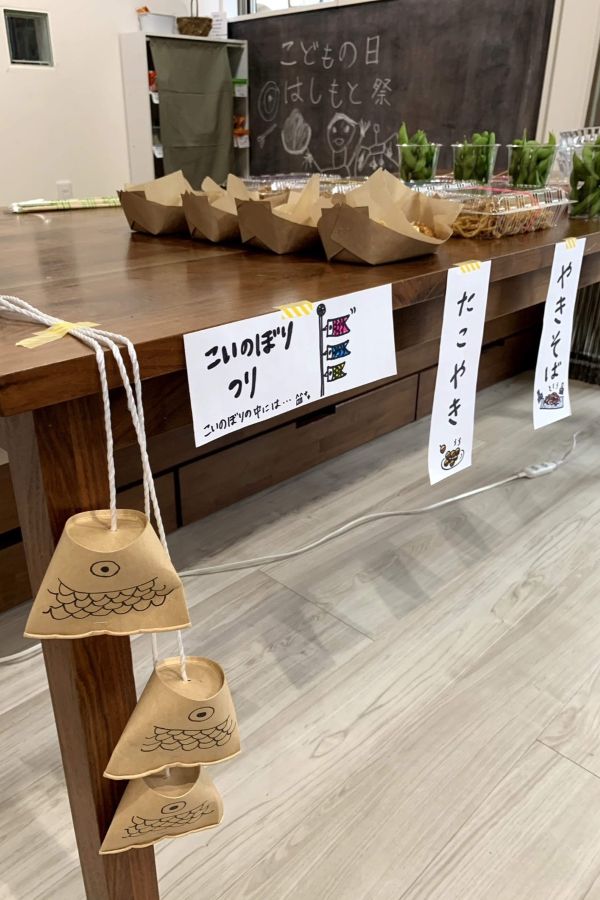 屋台らしく焼きそばやたこ焼きが並びます