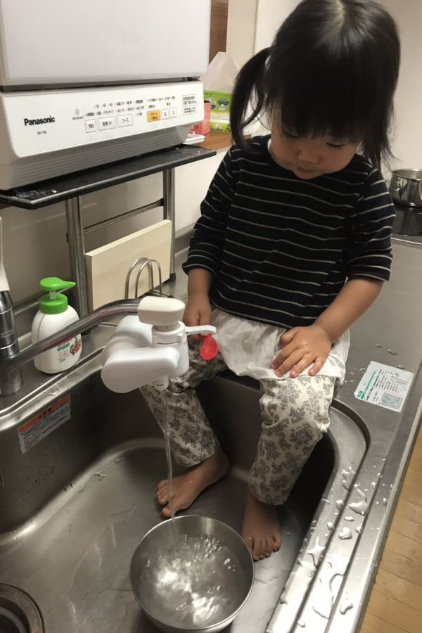ボールに水をためて…