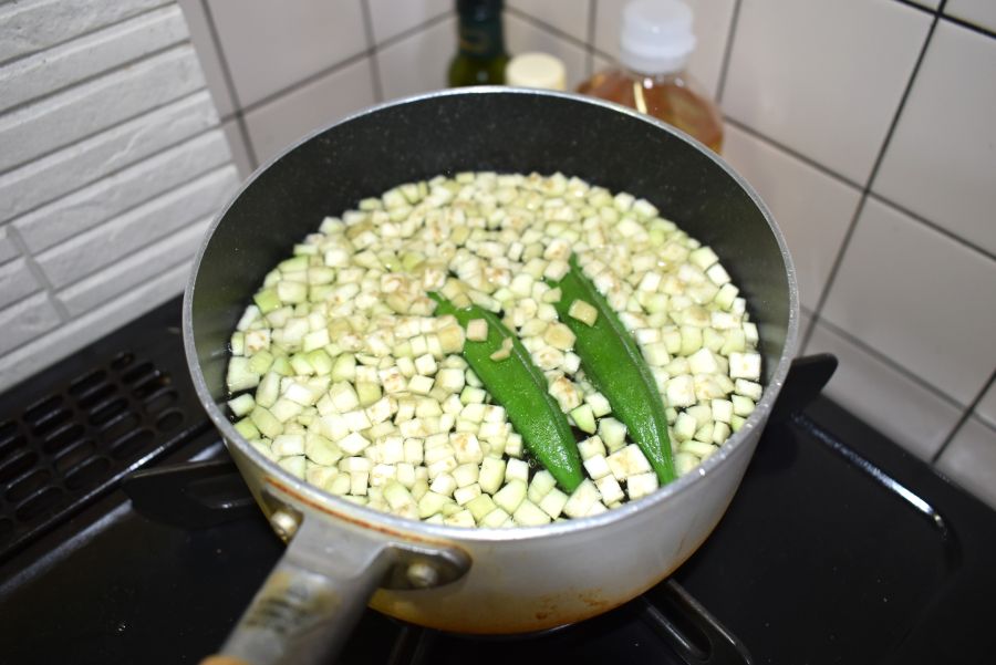 ナスとオクラは一緒に茹でて、少しでも楽を！