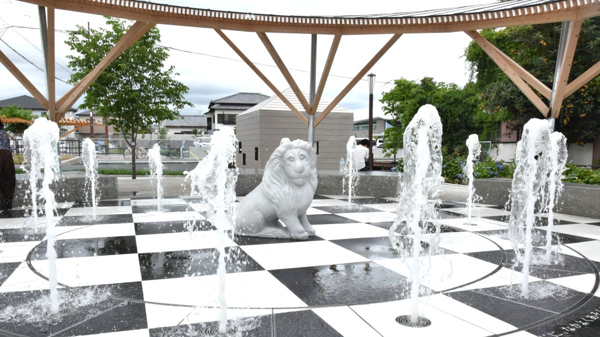 やなせライオン公園｜噴水でびしょぬれに！やなせたかしさんの思い出や作品をイメージした仕掛けが楽しめます