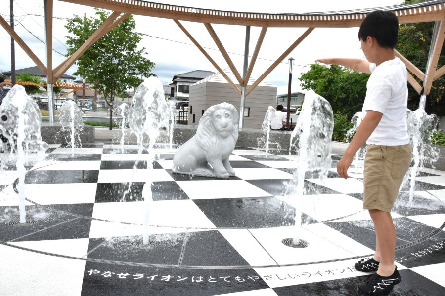 やなせライオン像の周りが噴水エリアです