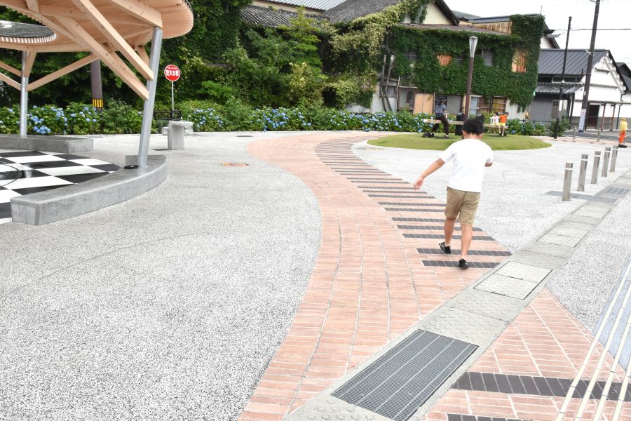 公園全体に鍵盤をイメージした道があります