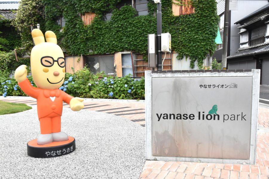 やなせさんの分身「やなせうさぎ」が入り口にいます©やなせたかし／フレーベル館・TMS・NTV 