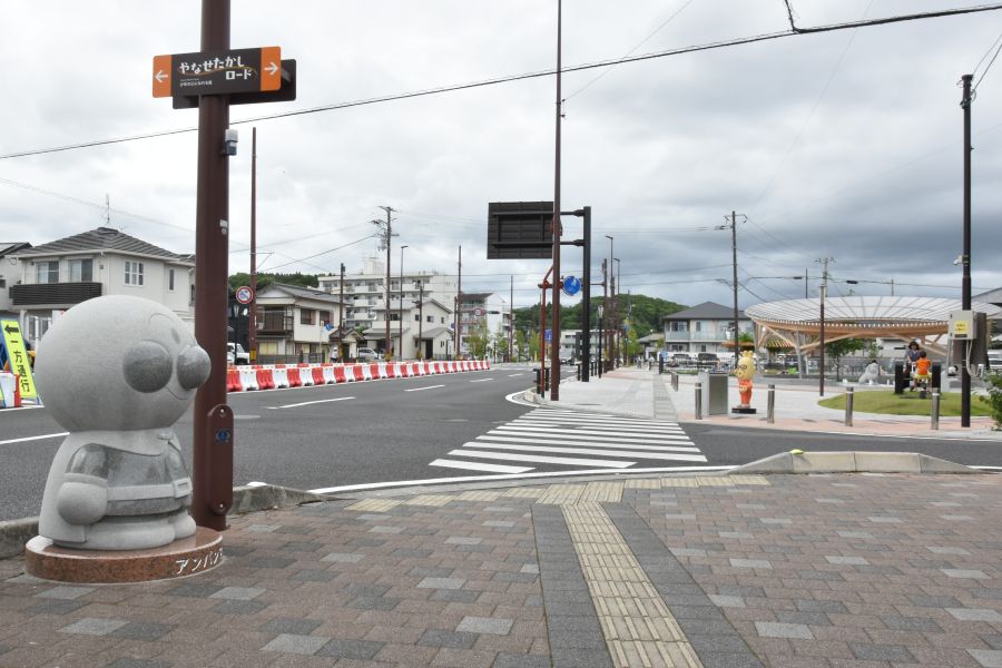 やなせたかしロードとシンボルロードが交わる所にあります©やなせたかし／フレーベル館・TMS・NTV 