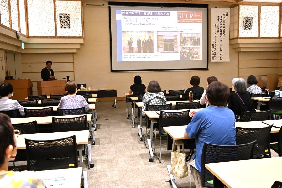 脱水症状をテーマにした公開講座が開かれました