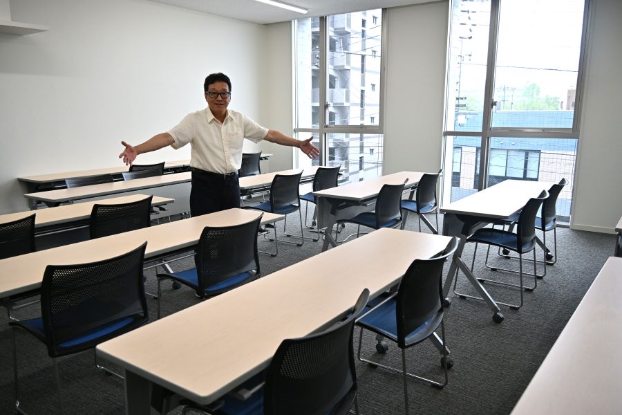 保護者が語り合う会は、窓の大きな明るい部屋で開いています