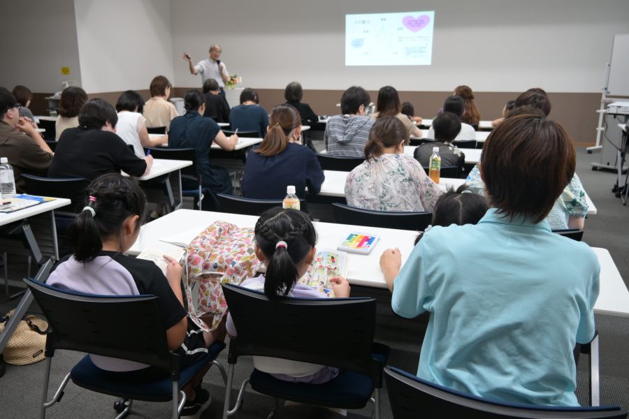 講演にはお子さん連れで参加した人もいました