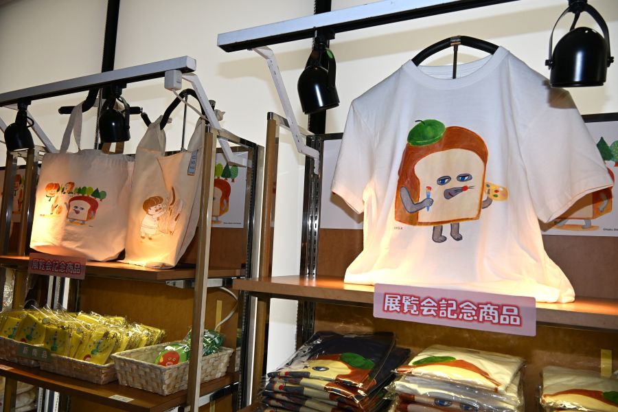 「パンどろぼう展」限定グッズが並びます