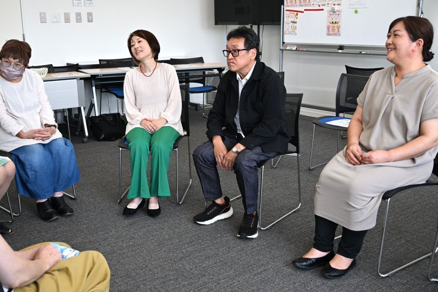 横田さんが進行し、一人ずつ近況を聞いていきます