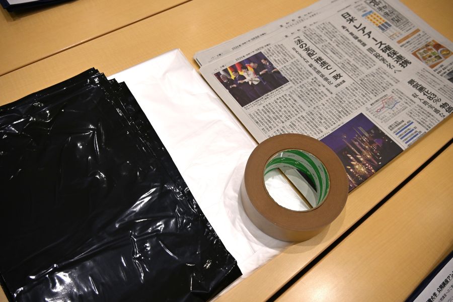 材料は大きなビニール袋、ガムテープ、新聞紙、段ボールなど