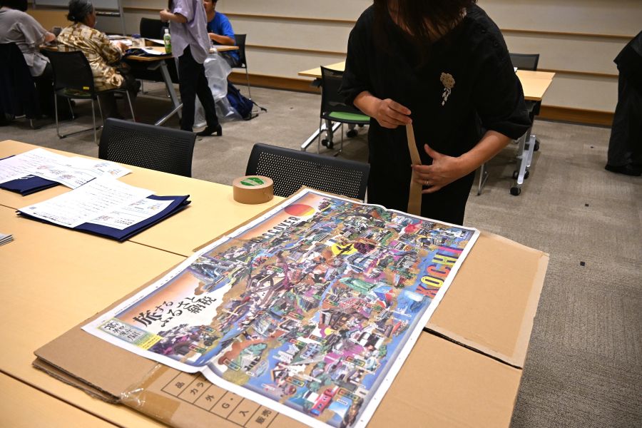 段ボールに新聞紙を貼ったり