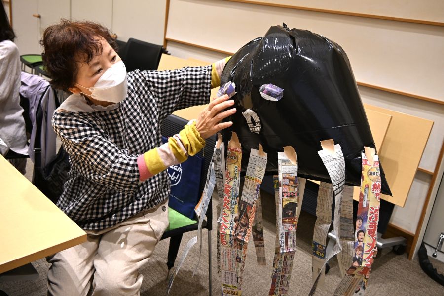 新聞紙で作った表情にも味があります