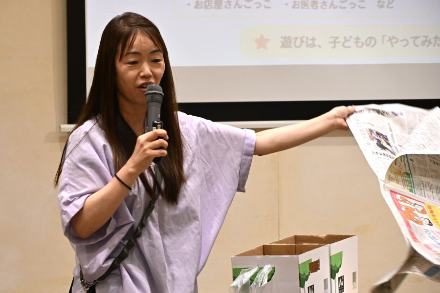 新聞をひらひらさせることも十分な遊びです