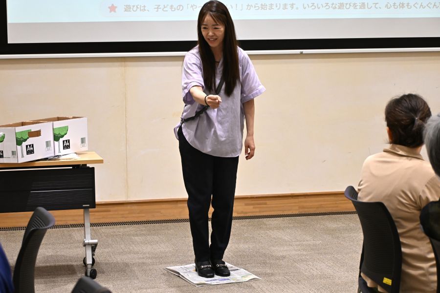 新聞紙の上に乗り、じゃんけんで負けたら折り畳む遊びもあります