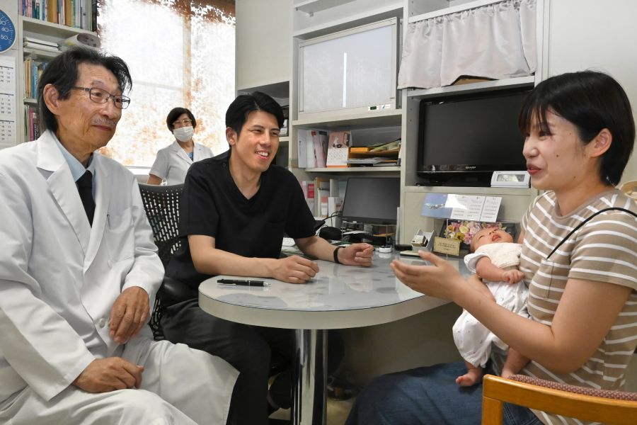 浅井政房さん＝左＝から院長を引き継いだ大黒太陽さん＝中央（高知市一宮東町１丁目、高知新聞2026年）