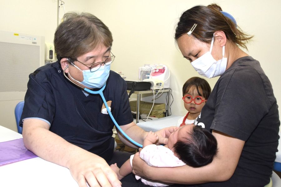 平日の夕方に小児科医の診察を受ける母子（安芸市宝永町の県立あき総合病院、高知新聞2026年）