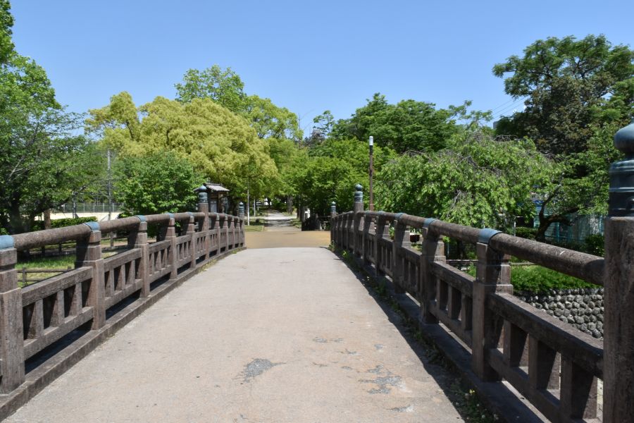江ノ口川に架かる橋を渡ります