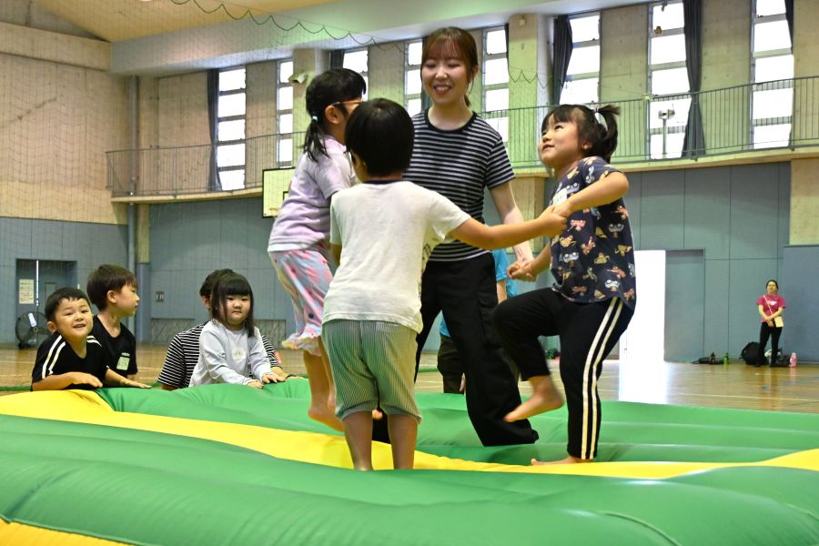 手をつないで輪になります