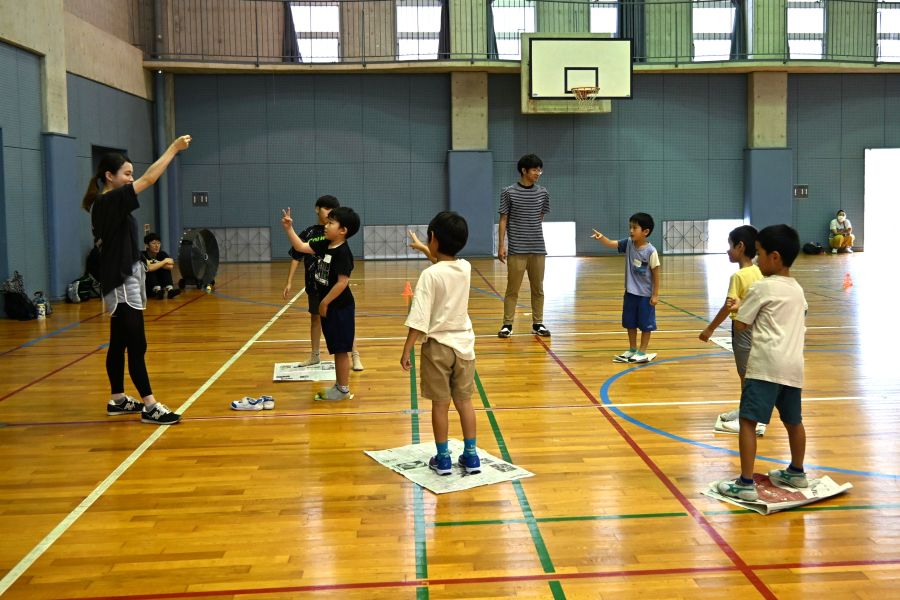 新聞紙の上に乗ってじゃんけん！
