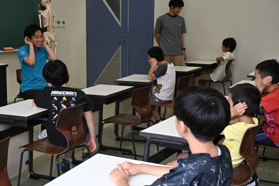 耳を広げてお話を聞きます