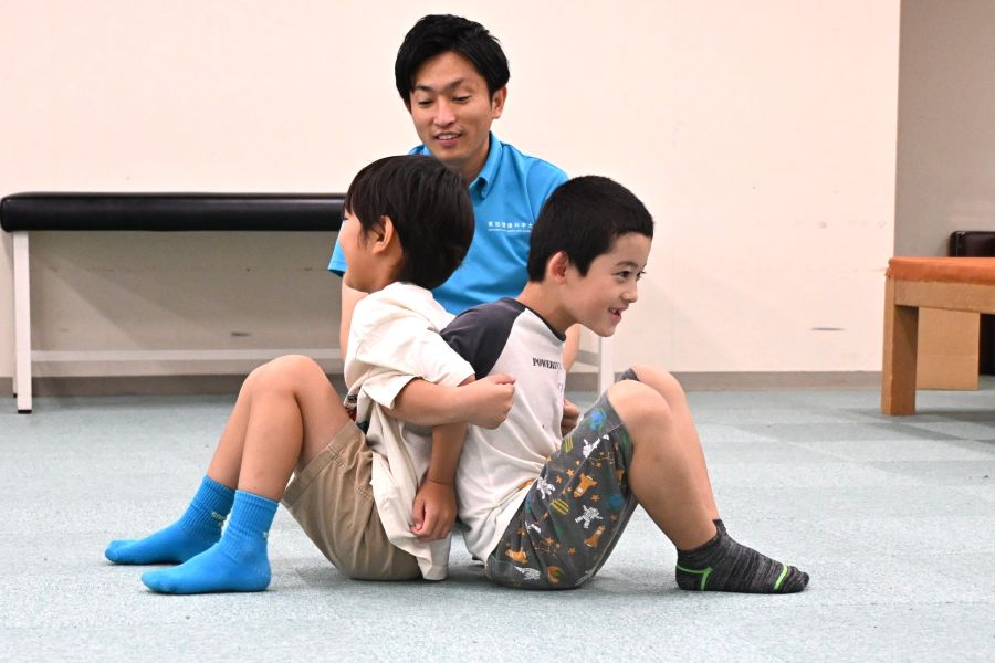 座った状態で始めます