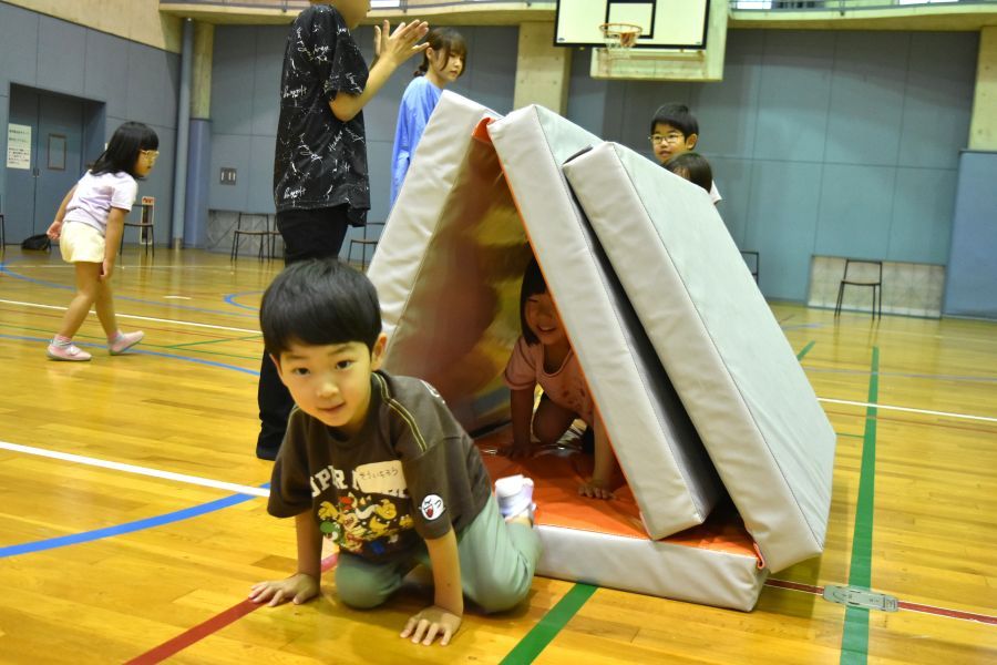 隙間をハイハイして…