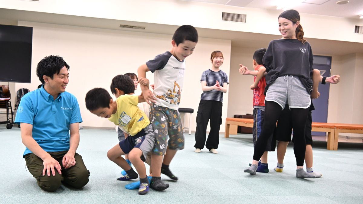 バランス感覚や話を聞く集中力…楽しみながらできる運動遊びと「コグトレ」でどんな力が鍛えられるの？｜高知健康科学大学の教室を取材しました