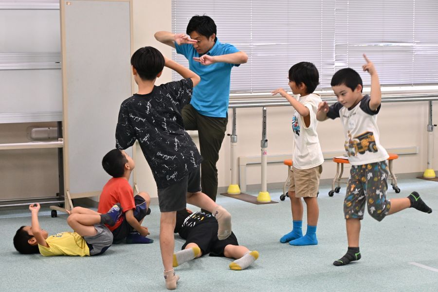 お題のポーズをみんなで覚えて…
