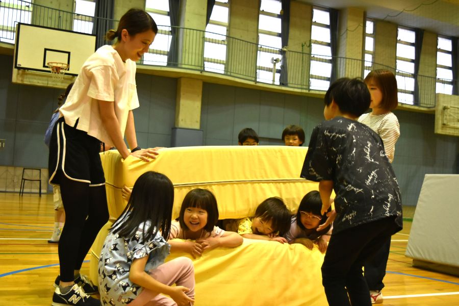 顔は出した状態です