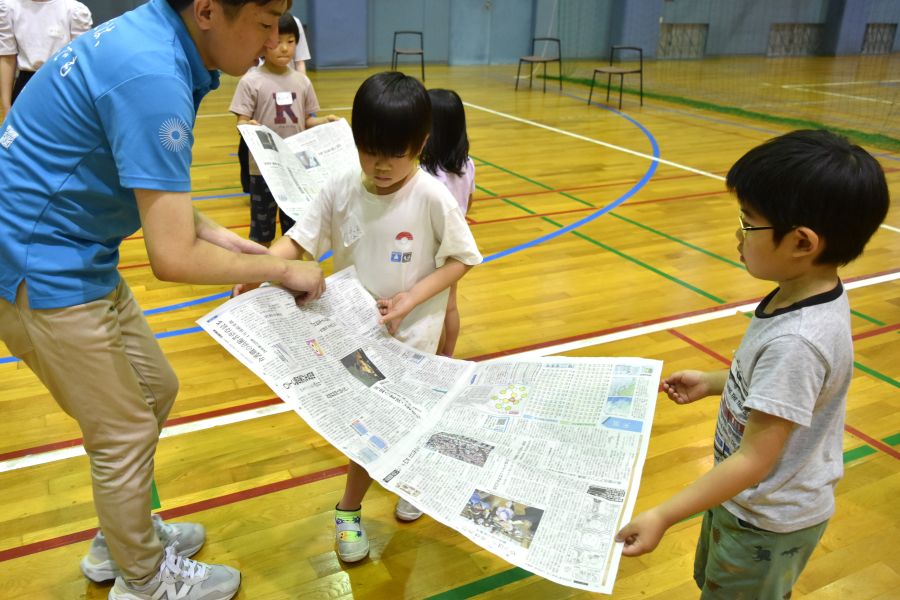 2人1組で新聞紙を持ちます