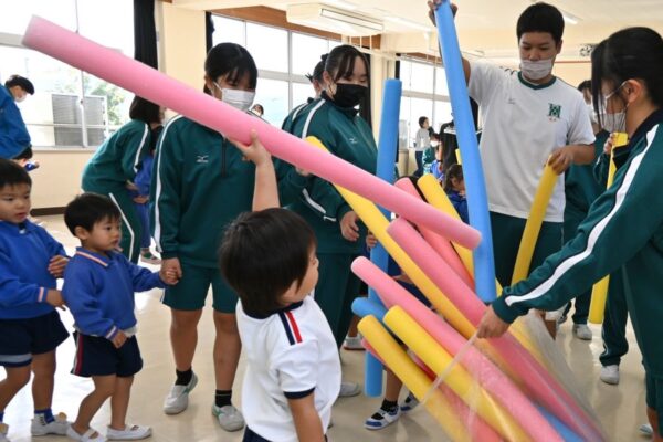 「プールスティック」はスポンジ状の棒です（「みやもっち体育」の記事より）