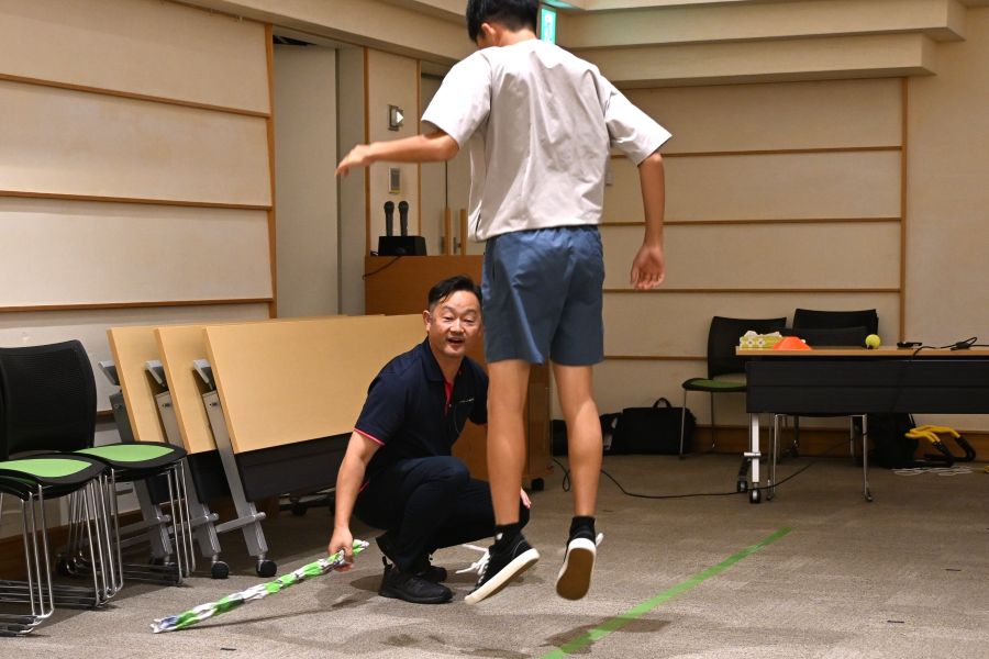 子どもは新聞紙に当たらないようにジャンプ！