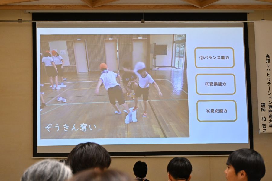 雑巾を片足で奪い合います