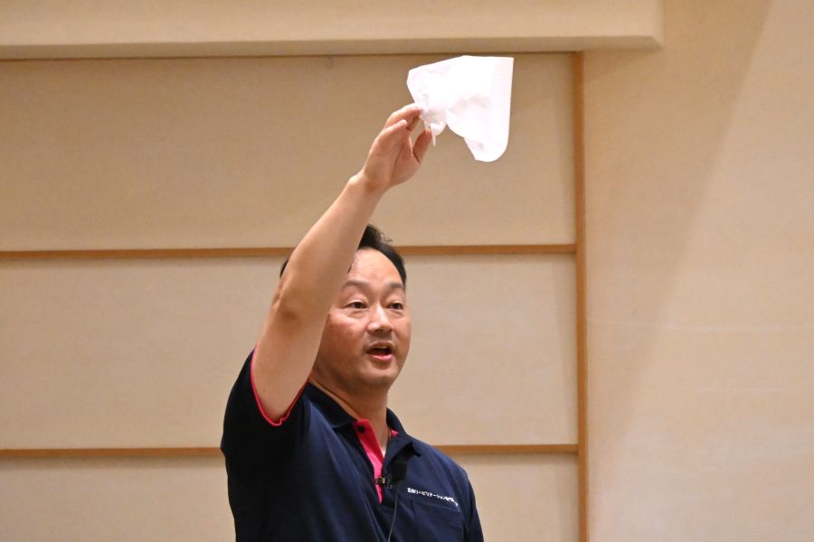 ティッシュを上から落とし…