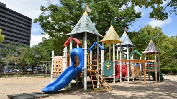 城西公園｜遊具も自然もいっぱい！グラウンドや水辺、散策路、芝生がそろった街なかの緑豊かな公園です
