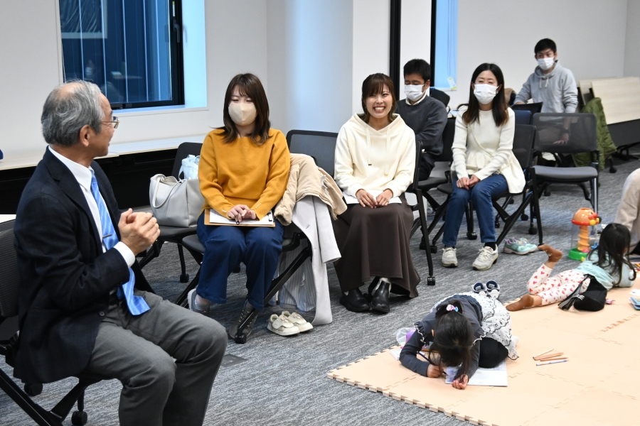 お母さんは真剣にセミナー、お子さんは黙々とぬり絵を（第 3 回ココトークの記事より）