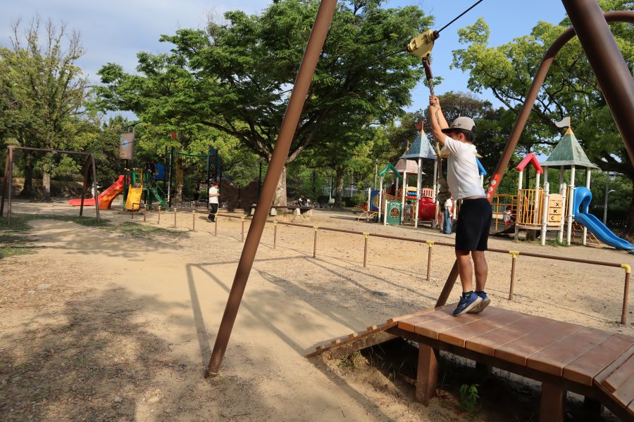 ロープをしっかり握ります