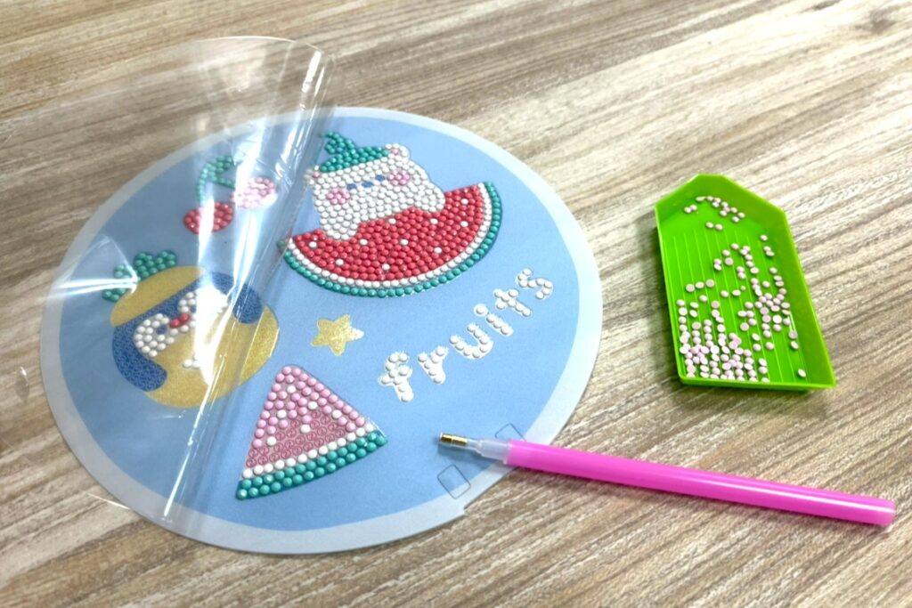 こちらはうちわ型。ペン先にビーズをつけて置いていきます