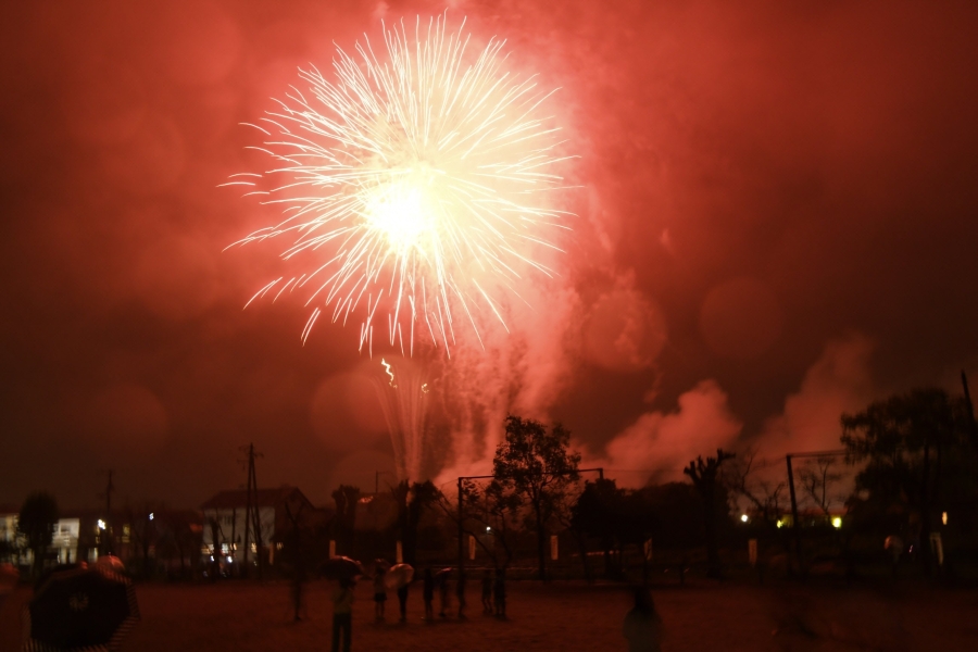 秋の夜空を彩った花火。住民が寄付を集めて打ち上がった山の手花火大会（高知新聞2025年10月12日掲載）