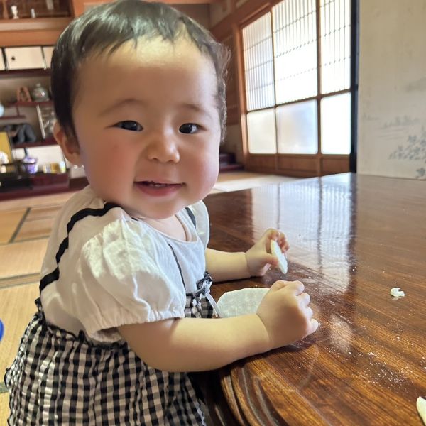 お菓子で手づかみ食べの練習を。好きなお菓子ならこの表情です（笑）