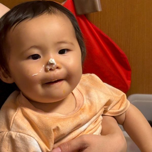 初めてのケーキは、ほっぺにお鼻にぺちょり